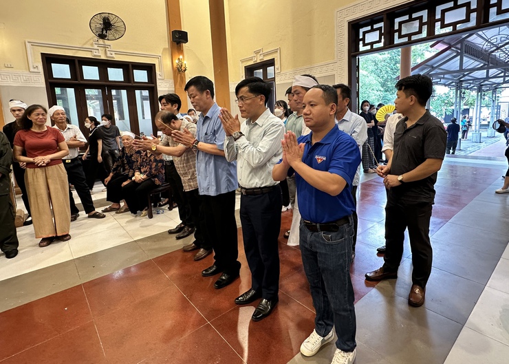 Chính quyền xã Đại Thanh động viên, trao hỗ trợ gia đình nạn nhân vụ lật tàu tại Quảng Ninh- Ảnh 1.