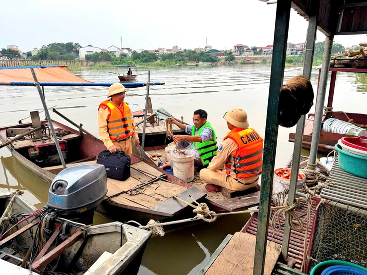 Công an Hà Nội kiểm tra việc ứng phó bão số 3 trên tuyến sông Hồng- Ảnh 1.