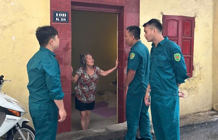 Phường Tương Mai: Lập Sở chỉ huy, hỗ trợ dân gia cố nhà chống bão- Ảnh 1.