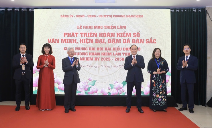 Khai mạc triển lãm “Phát triển Hoàn Kiếm số - văn minh, hiện đại, đậm đà bản sắc”- Ảnh 1.