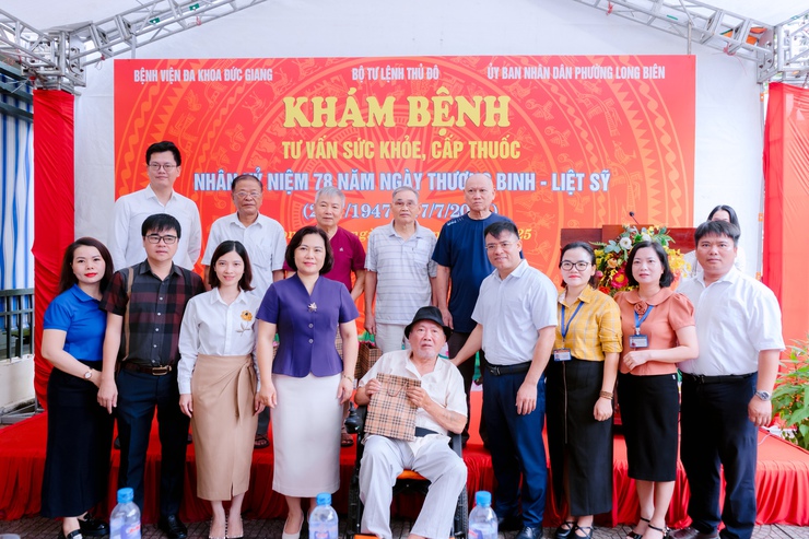 Phường Long Biên tổ chức khám bệnh, chăm sóc sức khỏe cho người có công- Ảnh 1.
