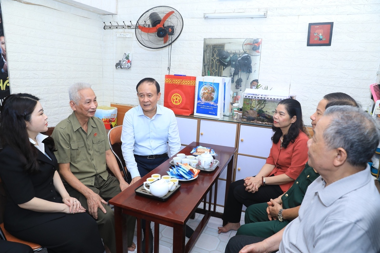 Chủ tịch HĐND Thành phố Nguyễn Ngọc Tuấn thăm, tặng quà gia đình người có công- Ảnh 3.