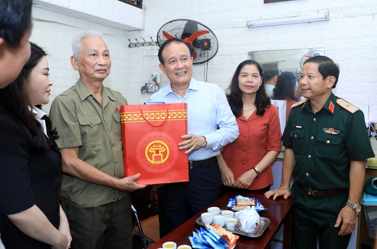 Chủ tịch HĐND Thành phố Nguyễn Ngọc Tuấn thăm, tặng quà gia đình người có công- Ảnh 2.