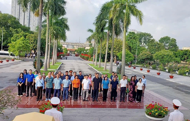 Đảng bộ, chính quyền và nhân dân phường Phú Thượng dâng hương tưởng niệm các Anh hùng liệt sĩ- Ảnh 4.