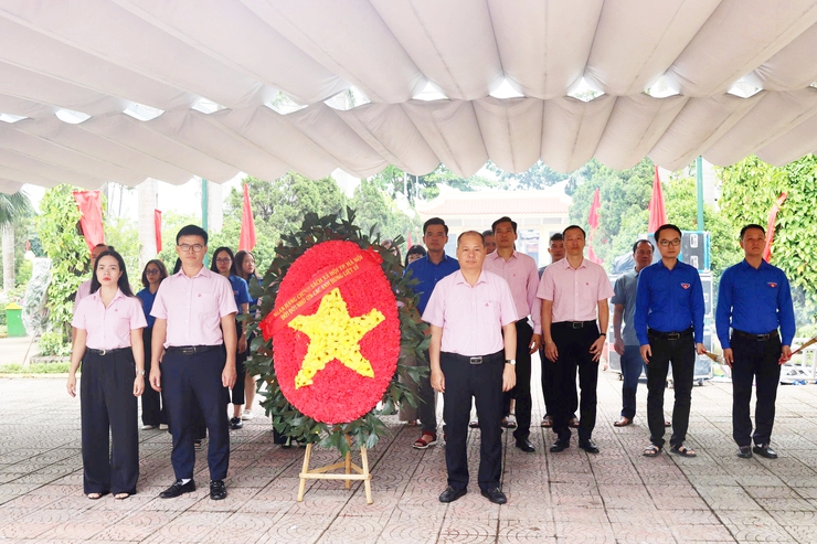 Chi nhánh Ngân hàng chính sách xã hội Thành phố tổ chức nhiều hoạt động ý nghĩa tri ân người có công nhân dịp 27/7- Ảnh 1.