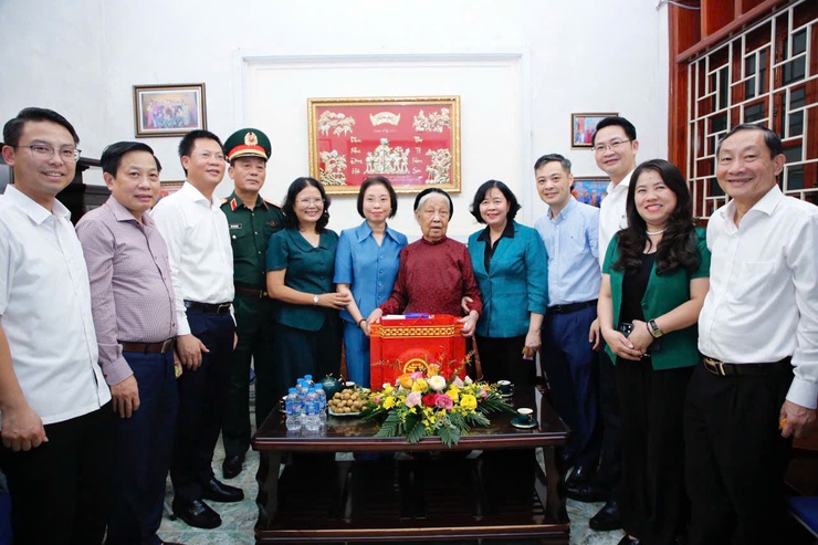 Bí thư Thành ủy Bùi Thị Minh Hoài thăm, tặng quà gia đình chính sách- Ảnh 2.