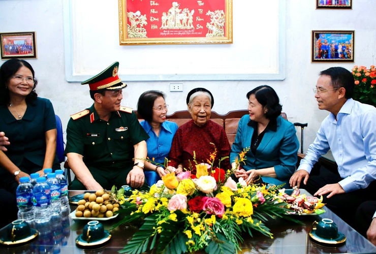 Bí thư Thành ủy Bùi Thị Minh Hoài thăm, tặng quà gia đình chính sách- Ảnh 1.