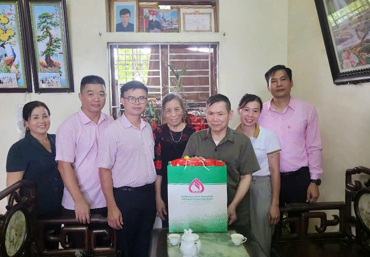 Chi nhánh Ngân hàng chính sách xã hội Thành phố tổ chức nhiều hoạt động ý nghĩa tri ân người có công nhân dịp 27/7- Ảnh 3.