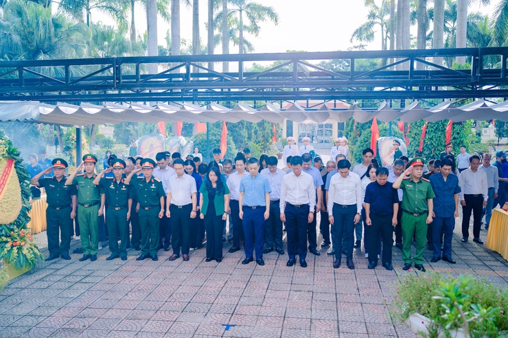 Đảng bộ, chính quyền và nhân dân phường Phú Thượng dâng hương tưởng niệm các Anh hùng liệt sĩ- Ảnh 1.