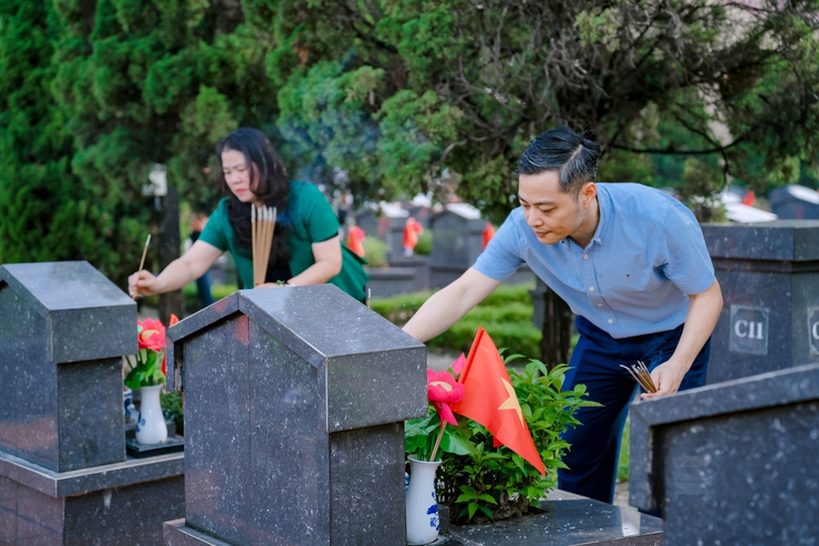Đảng bộ, chính quyền và nhân dân phường Phú Thượng dâng hương tưởng niệm các Anh hùng liệt sĩ- Ảnh 2.