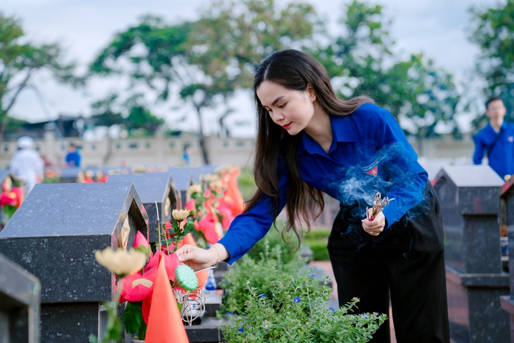 Đảng bộ, chính quyền và nhân dân phường Phú Thượng dâng hương tưởng niệm các Anh hùng liệt sĩ- Ảnh 3.