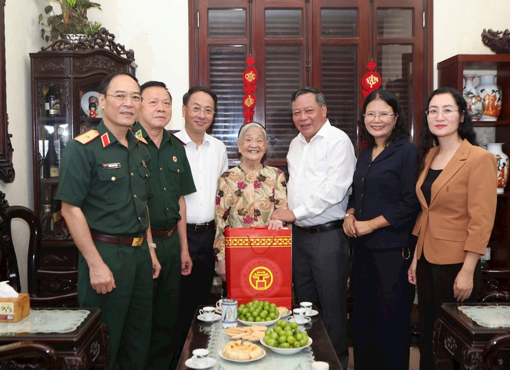 Phó Bí thư Thường trực Thành ủy Nguyễn Văn Phong thăm, tặng quà người có công tiêu biểu phường Đống Đa- Ảnh 1.