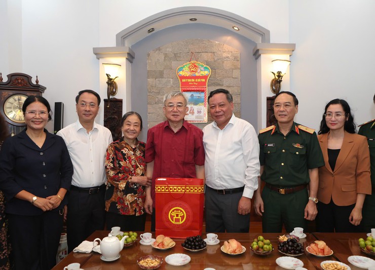 Phó Bí thư Thường trực Thành ủy Nguyễn Văn Phong thăm, tặng quà người có công tiêu biểu phường Đống Đa- Ảnh 2.