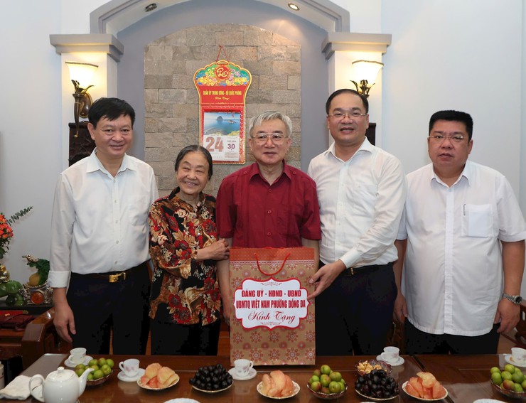 Phó Bí thư Thường trực Thành ủy Nguyễn Văn Phong thăm, tặng quà người có công tiêu biểu phường Đống Đa- Ảnh 3.