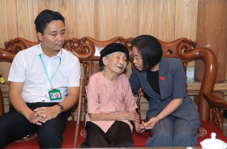 Đoàn ĐBQH thành phố Hà Nội thăm, tặng quà các gia đình có công tại xã Minh Châu- Ảnh 3.