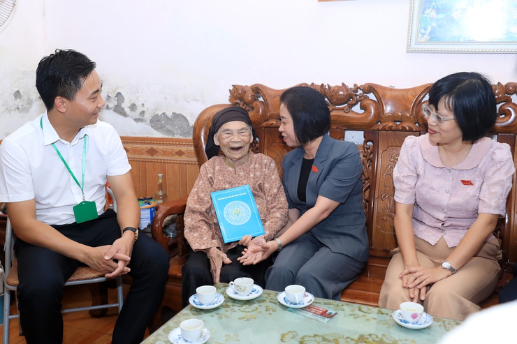 Đoàn ĐBQH thành phố Hà Nội thăm, tặng quà các gia đình có công tại xã Minh Châu- Ảnh 4.