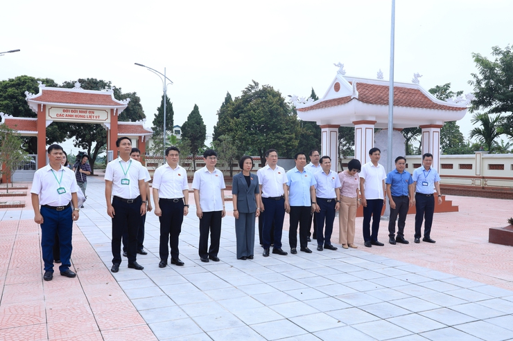 Đoàn ĐBQH thành phố Hà Nội thăm, tặng quà các gia đình có công tại xã Minh Châu- Ảnh 1.