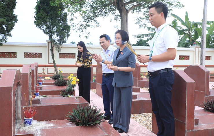 Đoàn ĐBQH thành phố Hà Nội thăm, tặng quà các gia đình có công tại xã Minh Châu- Ảnh 2.
