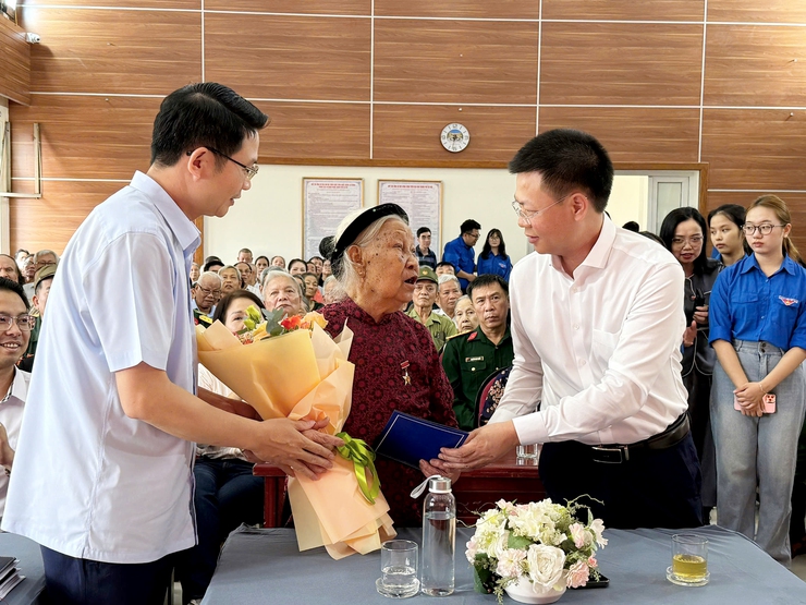 Phường Phú Thượng tri ân các gia đình thương binh, liệt sĩ- Ảnh 1.