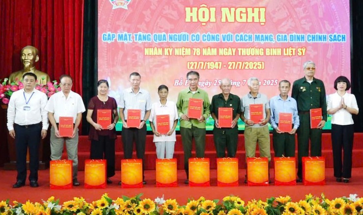 Phường Bồ Đề tổ chức gặp mặt người có công nhân kỷ niệm 78 năm Ngày Thương binh - Liệt sĩ 27/7- Ảnh 3.