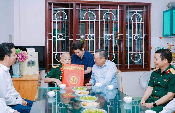 Chủ tịch UBND Thành phố Trần Sỹ Thanh thăm, tặng quà người có công tiêu biểu nhân dịp 27/7- Ảnh 3.