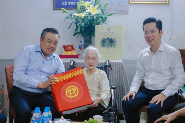 Chủ tịch UBND Thành phố Trần Sỹ Thanh thăm, tặng quà người có công tiêu biểu nhân dịp 27/7- Ảnh 1.