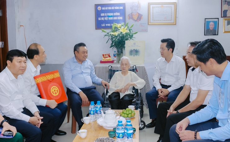 Chủ tịch UBND Thành phố Trần Sỹ Thanh thăm, tặng quà người có công tiêu biểu nhân dịp 27/7- Ảnh 2.