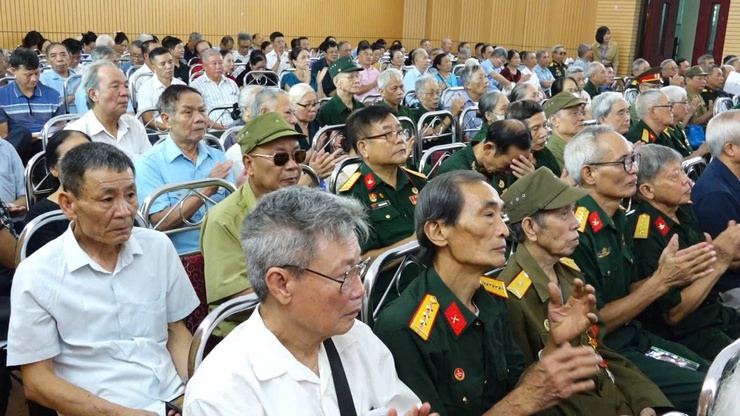 Phường Bồ Đề tổ chức gặp mặt người có công nhân kỷ niệm 78 năm Ngày Thương binh - Liệt sĩ 27/7- Ảnh 2.