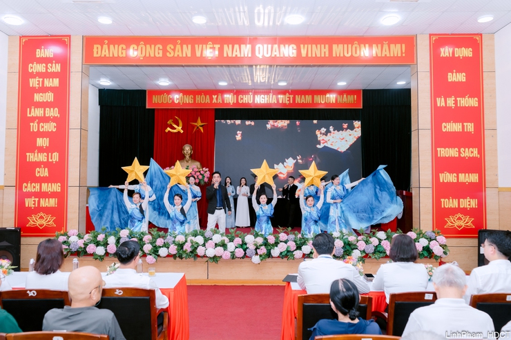 Phường Long Biên tổ chức gặp mặt, tặng quà tri ân nhân kỷ niệm 78 năm Ngày Thương binh - Liệt sĩ- Ảnh 1.