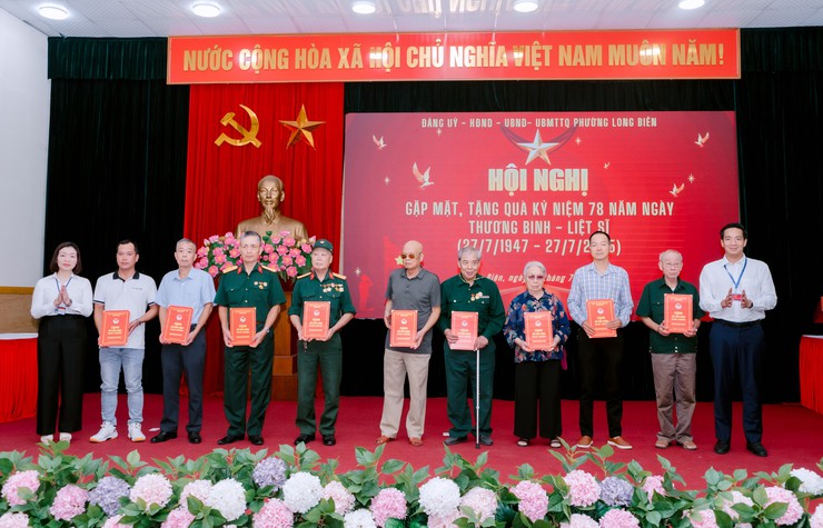 Phường Long Biên tổ chức gặp mặt, tặng quà tri ân nhân kỷ niệm 78 năm Ngày Thương binh - Liệt sĩ- Ảnh 3.