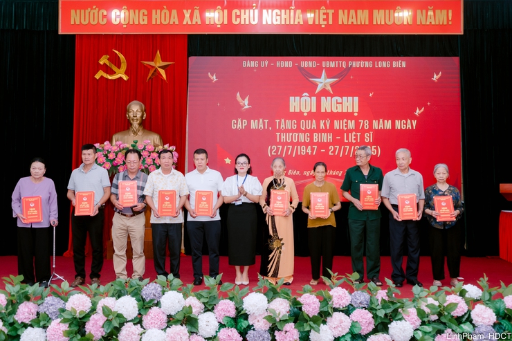 Phường Long Biên tổ chức gặp mặt, tặng quà tri ân nhân kỷ niệm 78 năm Ngày Thương binh - Liệt sĩ- Ảnh 4.