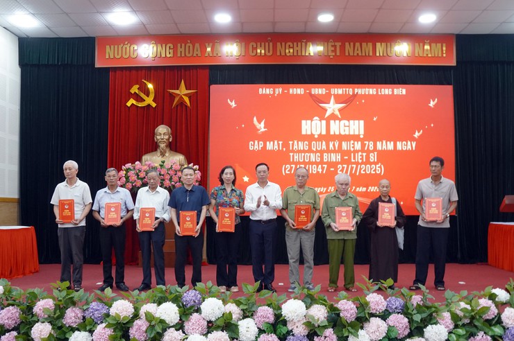Phường Long Biên tổ chức gặp mặt, tặng quà tri ân nhân kỷ niệm 78 năm Ngày Thương binh - Liệt sĩ- Ảnh 2.