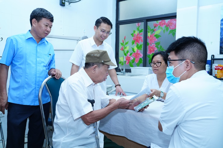 Phường Phú Thượng khám chữa bệnh cho 162 đối tượng chính sách dịp 27/7- Ảnh 1.
