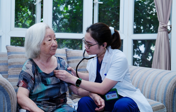 Phường Phú Thượng khám chữa bệnh cho 162 đối tượng chính sách dịp 27/7- Ảnh 3.