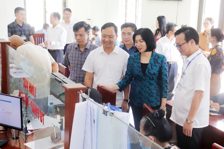 Phó Chủ tịch Thường trực HĐND Thành phố Phùng Thị Hồng Hà kiểm tra công tác chuẩn bị Đại hội tại xã Ứng Hòa- Ảnh 2.