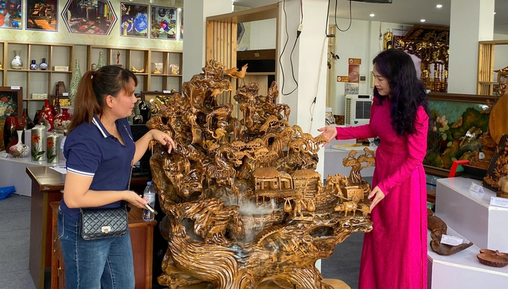 Hơn 350 mẫu sản phẩm sơn mài, khảm trai, đồ gỗ điêu khắc giới thiệu với người dân Thủ đô- Ảnh 4.