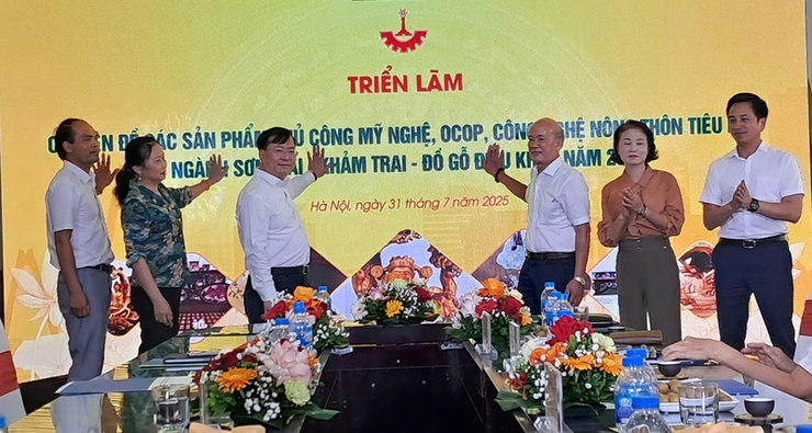 Hơn 350 mẫu sản phẩm sơn mài, khảm trai, đồ gỗ điêu khắc giới thiệu với người dân Thủ đô- Ảnh 1.