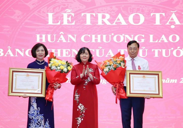 Thành ủy Hà Nội gặp mặt, trao quyết định cho cán bộ diện Ban Thường vụ Thành ủy quản lý, nghỉ hưu trước tuổi- Ảnh 2.