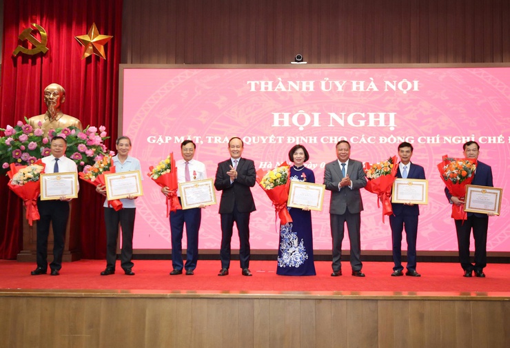 Thành ủy Hà Nội gặp mặt, trao quyết định cho cán bộ diện Ban Thường vụ Thành ủy quản lý, nghỉ hưu trước tuổi- Ảnh 4.