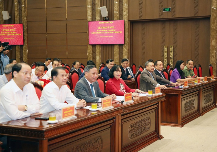 Thành ủy Hà Nội gặp mặt, trao quyết định cho cán bộ diện Ban Thường vụ Thành ủy quản lý, nghỉ hưu trước tuổi- Ảnh 1.