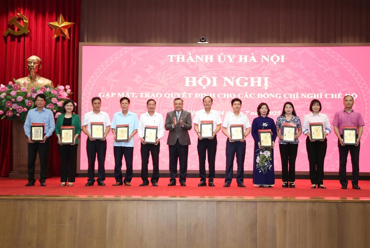 Thành ủy Hà Nội gặp mặt, trao quyết định cho cán bộ diện Ban Thường vụ Thành ủy quản lý, nghỉ hưu trước tuổi- Ảnh 8.