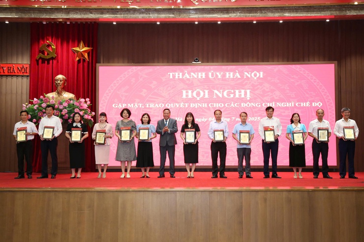 Thành ủy Hà Nội gặp mặt, trao quyết định cho cán bộ diện Ban Thường vụ Thành ủy quản lý, nghỉ hưu trước tuổi- Ảnh 9.