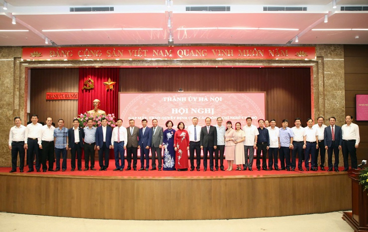 Thành ủy Hà Nội gặp mặt, trao quyết định cho cán bộ diện Ban Thường vụ Thành ủy quản lý, nghỉ hưu trước tuổi- Ảnh 12.