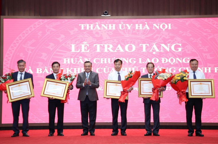 Thành ủy Hà Nội gặp mặt, trao quyết định cho cán bộ diện Ban Thường vụ Thành ủy quản lý, nghỉ hưu trước tuổi- Ảnh 3.