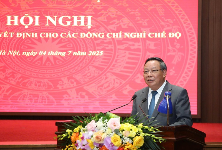 Thành ủy Hà Nội gặp mặt, trao quyết định cho cán bộ diện Ban Thường vụ Thành ủy quản lý, nghỉ hưu trước tuổi- Ảnh 7.