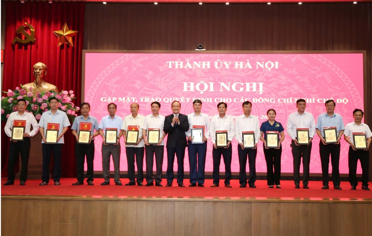 Thành ủy Hà Nội gặp mặt, trao quyết định cho cán bộ diện Ban Thường vụ Thành ủy quản lý, nghỉ hưu trước tuổi- Ảnh 10.
