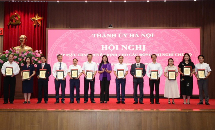 Thành ủy Hà Nội gặp mặt, trao quyết định cho cán bộ diện Ban Thường vụ Thành ủy quản lý, nghỉ hưu trước tuổi- Ảnh 11.