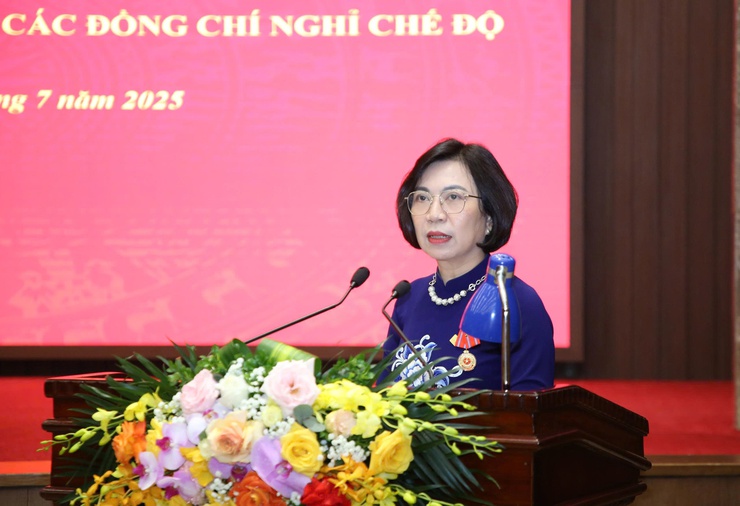 Thành ủy Hà Nội gặp mặt, trao quyết định cho cán bộ diện Ban Thường vụ Thành ủy quản lý, nghỉ hưu trước tuổi- Ảnh 6.