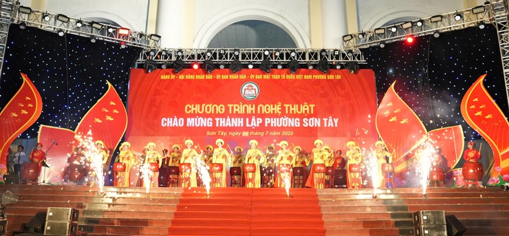 Rực rỡ sắc màu nghệ thuật chào mừng thành lập phường Sơn Tây- Ảnh 2.