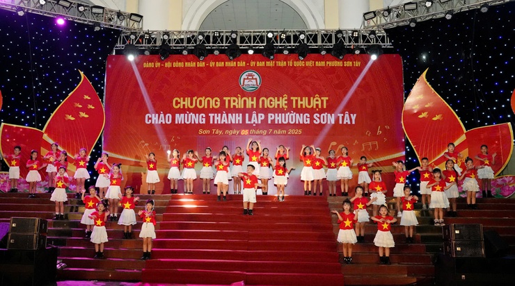 Rực rỡ sắc màu nghệ thuật chào mừng thành lập phường Sơn Tây- Ảnh 1.
